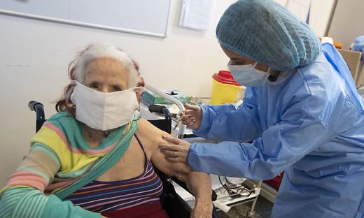 Ex-Altenpflegerin packt aus: Viele Todesfälle im Heim nach der 2. Impfung!